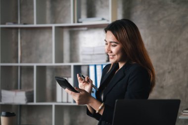 Ofiste çalışan Asyalı kadınlar, işletme yöneticisi olarak genç Asyalı iş kadınları, kurucu ve işletme yöneticileri, genç kadın iş adamları. Girişim iş konsepti.