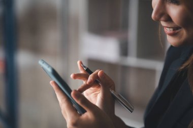 İşe ara verdiğinde cep telefonuyla oynayan güzel bir Asyalı kadın. Yeni başlayan bir şirketin pazarlama müdürü, kadın lider, yönetici ve CEO 'su. Kadın Liderlik Konsepti.