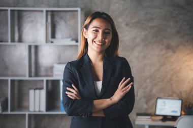 Ofiste çalışan Asyalı kadınlar, işletme yöneticisi olarak genç Asyalı iş kadınları, kurucu ve işletme yöneticileri, genç kadın iş adamları. Girişim iş konsepti.
