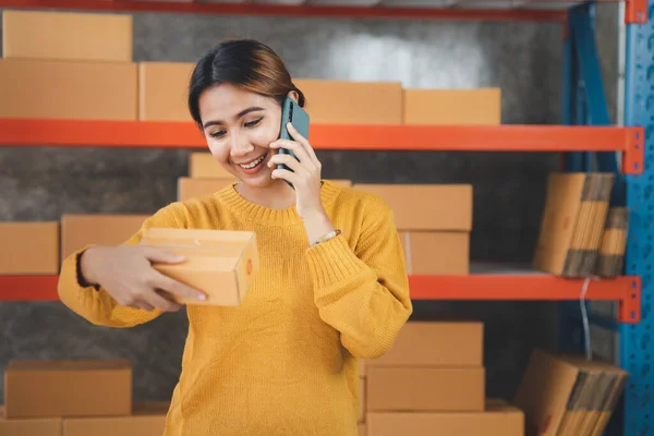 Asian Woman Talking Phone Customer Confirm Order She Owns Online — стокове фото