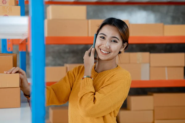 Азійська Жінка Розмовляє Телефону Клієнтом Щоб Підтвердити Замовлення Вона Володіє — стокове фото