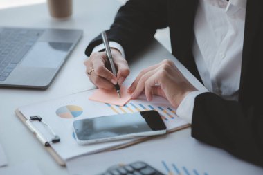 İşadamı mali belgeleri kontrol ediyor, bir şirket kuruyor, şirketin mali özetini kontrol ediyor ve finans departmanı tarafından hazırlanıyor. Girişim şirketinin yönetim kavramı.