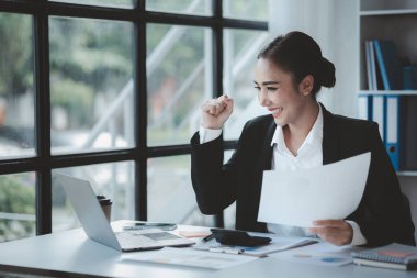 Güzel Asyalı kadın, yeni nesil girişimlere önderlik eden bir iş kadını, iş dünyasında güven ve istikrar oluşturmak için bir iş planı yürüten ve yöneten bir kadın, kadın güdümlü iş konsepti..