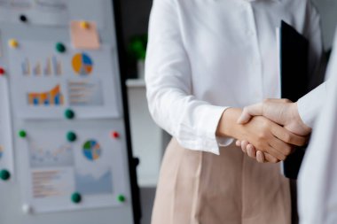 İş yatırımcıları el ele tutuşuyor, iki işadamı iş konusunda hemfikir ve başarılı bir pazarlıktan sonra el sıkışıyor. El sıkışmak Batının selamlaması ya da kutlamasıdır..