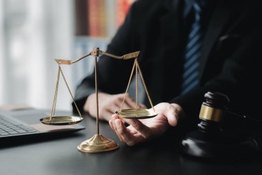 Müvekkillere ifade verecek avukat kavramları ve davalarda danışmanlık yapmak, hukuki yardım sağlamak, hukuku ve adaleti korumak, şeffaflıkla devam etmek, davaları mahkemede savunmak için avukatlar..