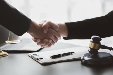 Müvekkillere ifade verecek avukat kavramları ve davalarda danışmanlık yapmak, hukuki yardım sağlamak, hukuku ve adaleti korumak, şeffaflıkla devam etmek, davaları mahkemede savunmak için avukatlar..