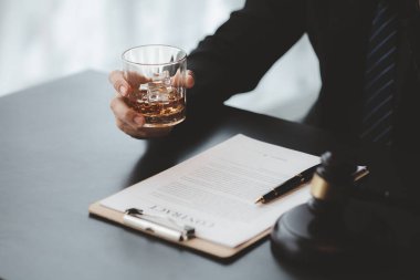 Elinde bir bardak viski tutan bir avukat ofisinde, ve bir müvekkil için tartışmak konusunda stresli, o bir avukat. Açık yasal dava kavramı.