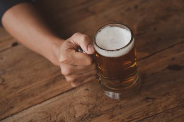 Elinde bir bardak brendi tutan bir adam, bir barda brendi içiyor, alkol içiyor araba kullanma yeteneğine zarar veriyor ve sağlığa zarar verebilir. Alkol konsepti.