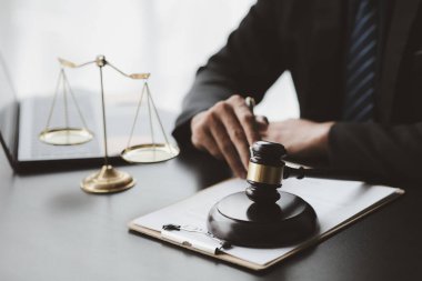 Müvekkillere ifade verecek avukat kavramları ve davalarda danışmanlık yapmak, hukuki yardım sağlamak, hukuku ve adaleti korumak, şeffaflıkla devam etmek, davaları mahkemede savunmak için avukatlar..