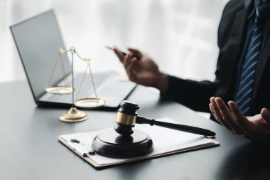 Müvekkillere ifade verecek avukat kavramları ve davalarda danışmanlık yapmak, hukuki yardım sağlamak, hukuku ve adaleti korumak, şeffaflıkla devam etmek, davaları mahkemede savunmak için avukatlar..