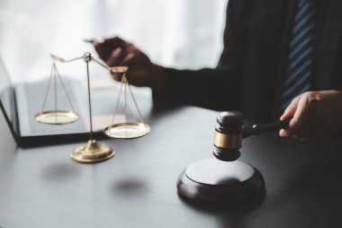 Müvekkillere ifade verecek avukat kavramları ve davalarda danışmanlık yapmak, hukuki yardım sağlamak, hukuku ve adaleti korumak, şeffaflıkla devam etmek, davaları mahkemede savunmak için avukatlar..