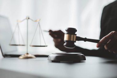 Müvekkillere ifade verecek avukat kavramları ve davalarda danışmanlık yapmak, hukuki yardım sağlamak, hukuku ve adaleti korumak, şeffaflıkla devam etmek, davaları mahkemede savunmak için avukatlar..