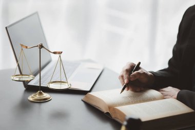 Avukatlar hukuk kitapları okurlar. Müvekkillerinin davalarını savunurlar. Avukat kavramı, davalının davayı kazanmak ya da yasalara uygun olarak en büyük faydayı elde etmek için müvekkilini savunduğunu varsayar..