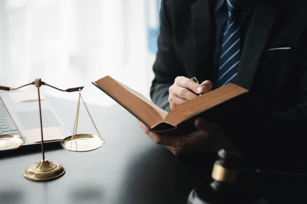 Lawyers read legal books defend their clients\' cases, the lawyer concept assumes that the defendant defends the client in order to win the case or gain the greatest benefit in accordance with the law.