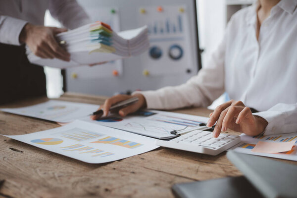 Бизнесмены открывают доступ к финансовой информации своего ноутбука для деловых партнеров, планируют управлять своими финансами и решать общие проблемы. Концепция управления бизнесом.