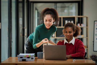 İki Amerikalı kadın yeni açılan bir şirketin ofisinde birlikte çalışıyorlar. Ortak bir bölümde beyin fırtınası ve planlama toplantısı yapıyorlar. Başlarında da kadınlar var. Kadın işi kavramı.