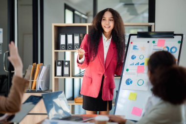 Girişimci bir şirketin ofisinde üç iş kadını birlikte çalışıyor. Ortak bir bölümde beyin fırtınası ve planlama toplantısı yapıyorlar. Başlarında da kadınlar var. Kadın işi kavramı.