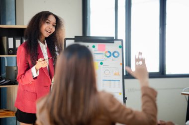 Girişimci bir şirketin ofisinde üç iş kadını birlikte çalışıyor. Ortak bir bölümde beyin fırtınası ve planlama toplantısı yapıyorlar. Başlarında da kadınlar var. Kadın işi kavramı.