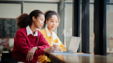 İki Amerikalı kadın yeni açılan bir şirketin ofisinde birlikte çalışıyorlar. Ortak bir bölümde beyin fırtınası ve planlama toplantısı yapıyorlar. Başlarında da kadınlar var. Kadın işi kavramı.