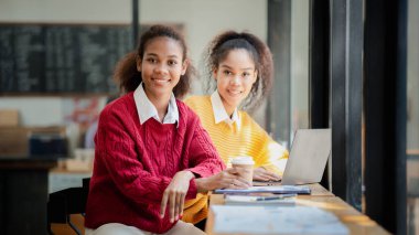 İki Amerikalı kadın yeni açılan bir şirketin ofisinde birlikte çalışıyorlar. Ortak bir bölümde beyin fırtınası ve planlama toplantısı yapıyorlar. Başlarında da kadınlar var. Kadın işi kavramı.