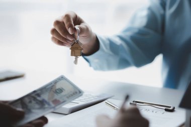 Emlakçılar, konut modellerini müşterilere ayrıntılı bir şekilde anlatma, evler ve satın alma kredileri hakkında bilgi verme ve sunma konularında açıklar. Gayrimenkul ticareti.