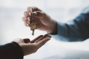 Emlakçılar, konut modellerini müşterilere ayrıntılı bir şekilde anlatma, evler ve satın alma kredileri hakkında bilgi verme ve sunma konularında açıklar. Gayrimenkul ticareti.