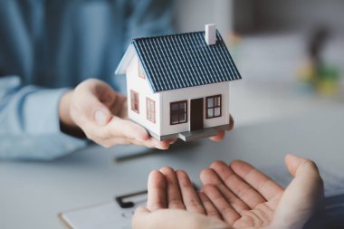 Emlakçılar, konut modellerini müşterilere ayrıntılı bir şekilde anlatma, evler ve satın alma kredileri hakkında bilgi verme ve sunma konularında açıklar. Gayrimenkul ticareti.