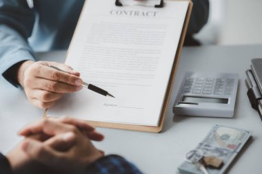 Emlakçılar, konut modellerini müşterilere ayrıntılı bir şekilde anlatma, evler ve satın alma kredileri hakkında bilgi verme ve sunma konularında açıklar. Gayrimenkul ticareti.