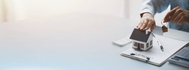 Emlakçılar, konut modellerini müşterilere ayrıntılı bir şekilde anlatma, evler ve satın alma kredileri hakkında bilgi verme ve sunma konularında açıklar. Gayrimenkul ticareti.