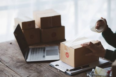 Ürünleri paketleyen insanlar, müşterilere göndermeden önce siparişleri kontrol eden çevrimiçi mağaza sahipleri, internet kanalları aracılığıyla ürünleri satan ve platformlar satan insanlar.