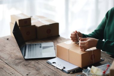 Ürünleri paketleyen insanlar, müşterilere göndermeden önce siparişleri kontrol eden çevrimiçi mağaza sahipleri, internet kanalları aracılığıyla ürünleri satan ve platformlar satan insanlar.