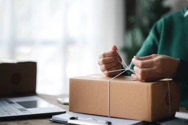 Ürünleri paketleyen insanlar, müşterilere göndermeden önce siparişleri kontrol eden çevrimiçi mağaza sahipleri, internet kanalları aracılığıyla ürünleri satan ve platformlar satan insanlar.