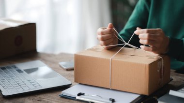 Ürünleri paketleyen insanlar, müşterilere göndermeden önce siparişleri kontrol eden çevrimiçi mağaza sahipleri, internet kanalları aracılığıyla ürünleri satan ve platformlar satan insanlar.