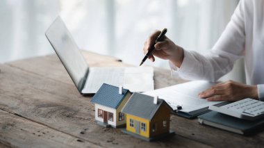 Ev satış temsilcileri ve satış temsilcileri projedeki evleri görmek isteyen müşterilere projede konut detaylarını tavsiye ediyorlar. Gayrimenkul ticareti.