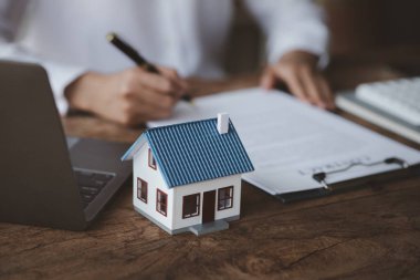 Ev satış temsilcileri ve satış temsilcileri projedeki evleri görmek isteyen müşterilere projede konut detaylarını tavsiye ediyorlar. Gayrimenkul ticareti.