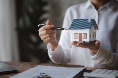 Ev satış temsilcileri ve satış temsilcileri projedeki evleri görmek isteyen müşterilere projede konut detaylarını tavsiye ediyorlar. Gayrimenkul ticareti.