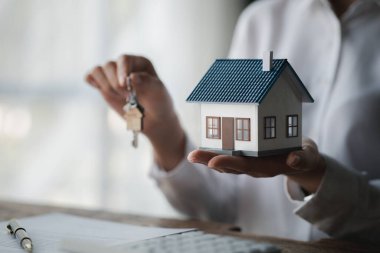 Ev satış temsilcileri ve satış temsilcileri projedeki evleri görmek isteyen müşterilere projede konut detaylarını tavsiye ediyorlar. Gayrimenkul ticareti.