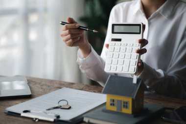 Ev satış temsilcileri ve satış temsilcileri projedeki evleri görmek isteyen müşterilere projede konut detaylarını tavsiye ediyorlar. Gayrimenkul ticareti.