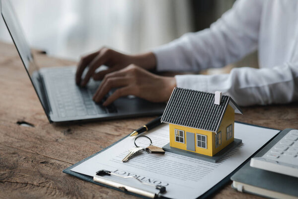 Представители по продажам домов, торговые представители рекомендуют детали жилья в проекте клиентам, которые заинтересованы в просмотре домов в проекте. Концепция торговли недвижимостью.