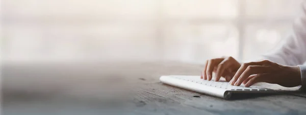 Persona Escribiendo Teclado Computadora Hombre Negocios Está Trabajando Oficina Una — Foto de Stock