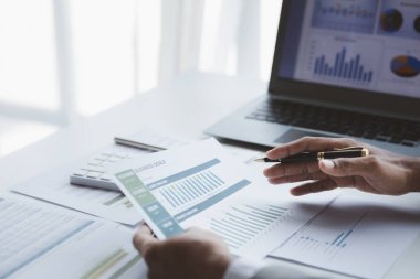 Satış departmanı bunu bölüm müdürüne götürmek için aylık bir toplantı yapıyor. Müdüre götürmeden önce hazırlanan belgelerin doğruluğunu kontrol ediyorlar.