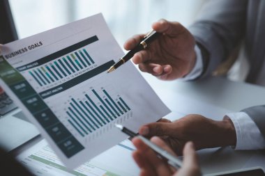 Satış departmanı bunu bölüm müdürüne götürmek için aylık bir toplantı yapıyor. Müdüre götürmeden önce hazırlanan belgelerin doğruluğunu kontrol ediyorlar.