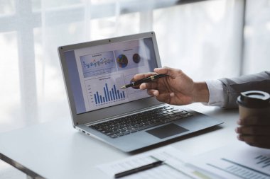 Satış departmanı bunu bölüm müdürüne götürmek için aylık bir toplantı yapıyor. Müdüre götürmeden önce hazırlanan belgelerin doğruluğunu kontrol ediyorlar.