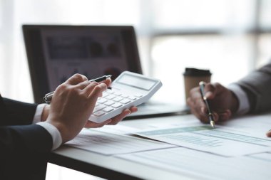 Satış departmanı bunu bölüm müdürüne götürmek için aylık bir toplantı yapıyor. Müdüre götürmeden önce hazırlanan belgelerin doğruluğunu kontrol ediyorlar.