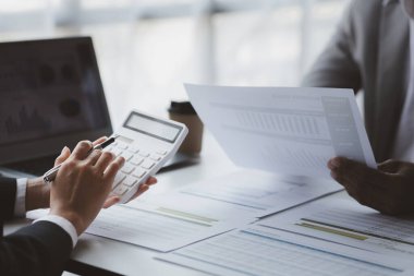 Satış departmanı bunu bölüm müdürüne götürmek için aylık bir toplantı yapıyor. Müdüre götürmeden önce hazırlanan belgelerin doğruluğunu kontrol ediyorlar.