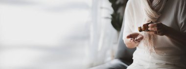 The elderly hold physical tonics and medicines for their diseases, health care in the elderly, the use of medicines in patients. The concept of caring for the elderly.