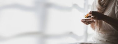 The elderly hold physical tonics and medicines for their diseases, health care in the elderly, the use of medicines in patients. The concept of caring for the elderly.