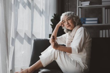 The elderly hold physical tonics and medicines for their diseases, health care in the elderly, the use of medicines in patients. The concept of caring for the elderly.