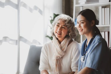 Doctors are talking to explain medication and health care to elderly patients, elderly people with underlying diseases need to be closely monitored by doctors and relatives. caring for the elderly.