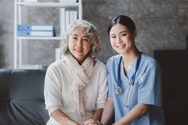 Doctors are talking to explain medication and health care to elderly patients, elderly people with underlying diseases need to be closely monitored by doctors and relatives. caring for the elderly.